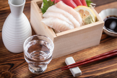 日本清酒和生鱼片装在木箱里，masu