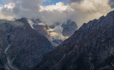 白雪覆盖的高山、高山草甸和当地的山区居民点