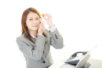 女人眼睛疲劳