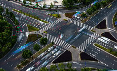 俯瞰全市十路十字路口的交通标志和行驶车辆