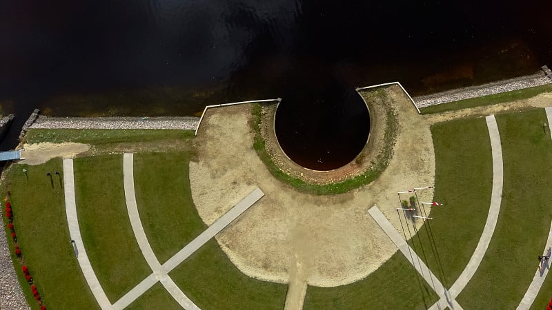 秋空中景观在命运花园在Koknese，露天公园“Liktendarzs”。科科内斯的多加瓦岛的纪念性