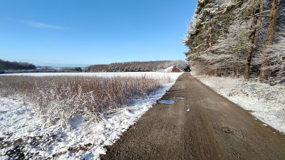 在德国纽霍夫的森林里，冬天的雪景用打火机和融化的雪。