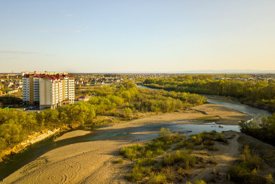 乌克兰Ivano-Frankivsk市绿色农村地区高层住宅公寓鸟瞰图