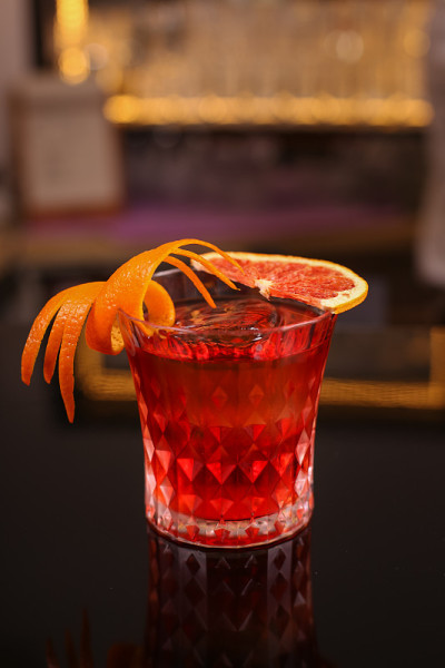 酒精鸡尾酒内格罗尼在黑色表面
