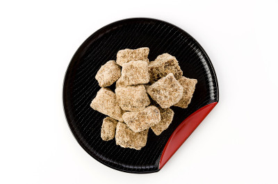 黑盘上的红糖块，白底