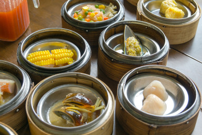 点心把中餐放在木桌上