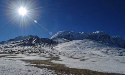 美丽的雪覆盖喜马拉雅山和蓝天锡金，印度
