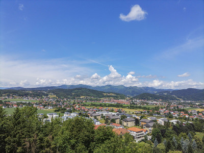 从奥地利斯蒂里亚地区格拉茨附近的玛丽亚施特拉森格尔山朝圣教堂俯瞰小镇Judendorf Strass