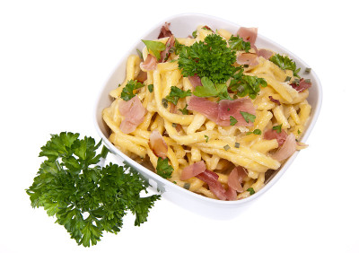 碗里放着奶酪Spaetzle(单独放在白面包上)