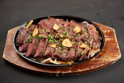 铁板上的牛排