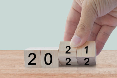 2020年新年改为2021年。手翻转木制方块。