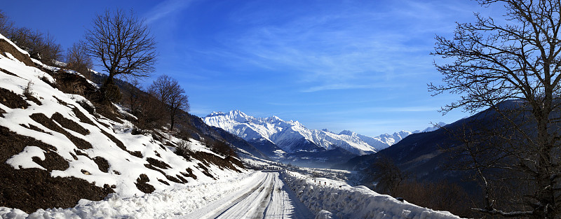 冬天的雪路，早晨的山