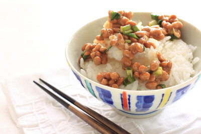 日本食物纳豆和葱拌饭