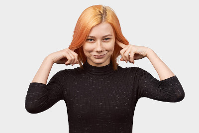 女人双手抱头，笑着，开心