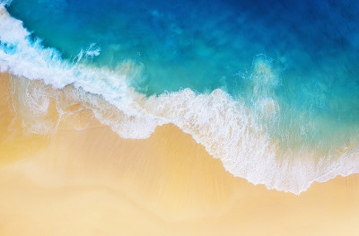 海岸作为俯视图的背景。绿松石水背景从俯视图。从空中俯瞰夏日海景。努沙佩尼达岛，印度尼西亚。旅行——形