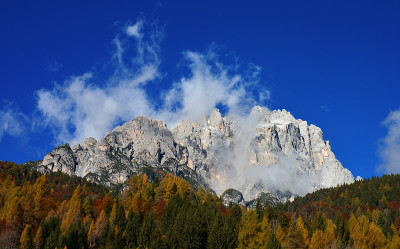 秋天降临在山区