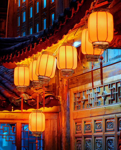夜景的中国路灯雕刻正面