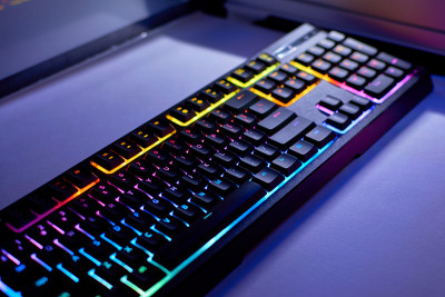 键盘与RGB灯。RGB LED背光游戏键盘。背光游戏键盘