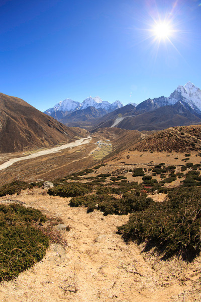 通往珠峰大本营的路上有美丽的山景。