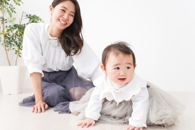 宝宝在家里和妈妈玩