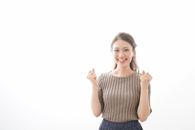 欣喜若狂的年轻女商人在办公室