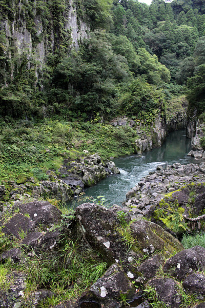 高知湖峡谷周围的绿松石河