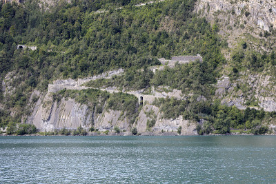 Vierwaldstattersee和山的斜坡和一条路就在那里