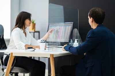 财务顾问与客户会面