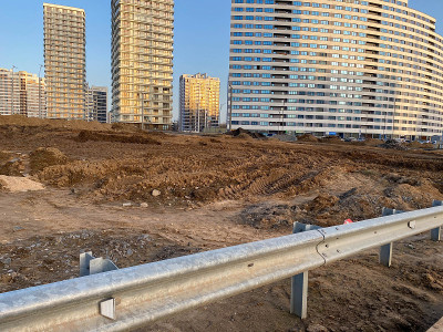建筑工业工作道路上的大型金属保险杠，以保证道路安全
