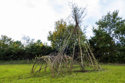 儿童小屋由生动的柳树