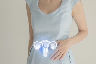 穿着蓝色衣服的女人手里拿着虚拟的子宫。手绘人体器官、排毒保健、保健医院服务概念图库