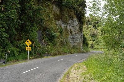 马努沃图风景路线通过Oroua河峡谷在新西兰