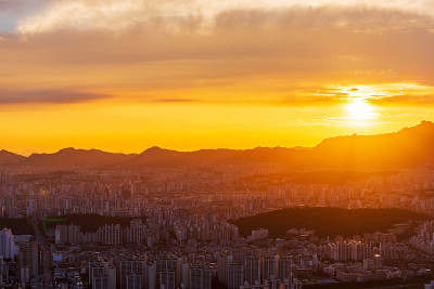 韩国首尔城市天际线上的日落