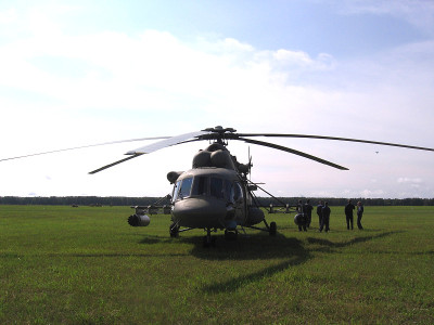 大型俄罗斯军用直升机在俄罗斯空军灰色的天空上飞行
