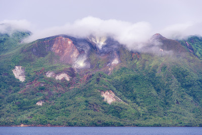 印度尼西亚马鲁古省巴拉特达亚群岛上的活火山