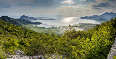 日出后不久，从黑山的山路上俯瞰斯卡达湖。