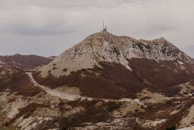 黑山西南部洛芬山国家公园最高山峰的全景。——图片