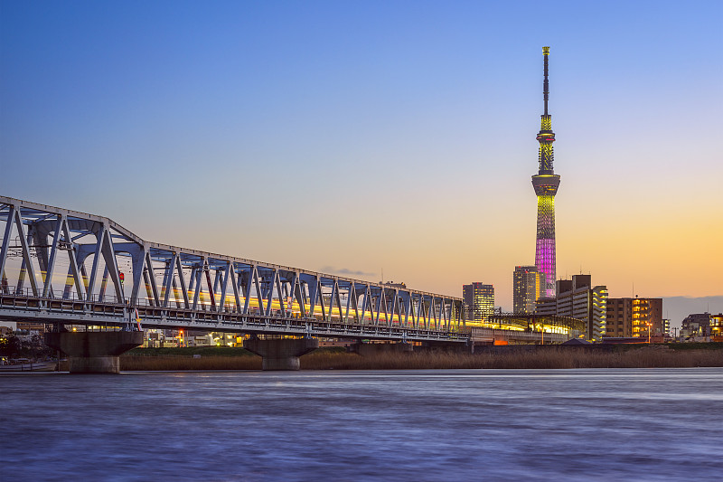 东京，日本东京天空树的河流天际线