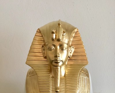 金色的狮身人面像复制品