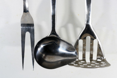 汤勺，也叫ladle或ladle，是餐具柜的一部分，主要用来装汤或其他液体。
