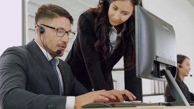 商务人员戴着耳机在办公室工作
