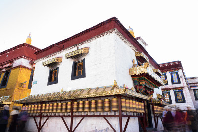 在大昭寺(也称为qikang寺，大康，大昭寺，大昭寺和珠格拉德康)周围的寺庙祈祷，在拉萨，西藏，中国