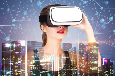 印象深刻的女人戴着vr眼镜，全球网络城市