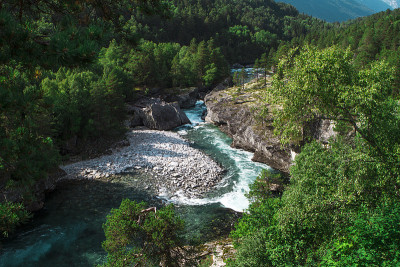 挪威，山与山之间的河流