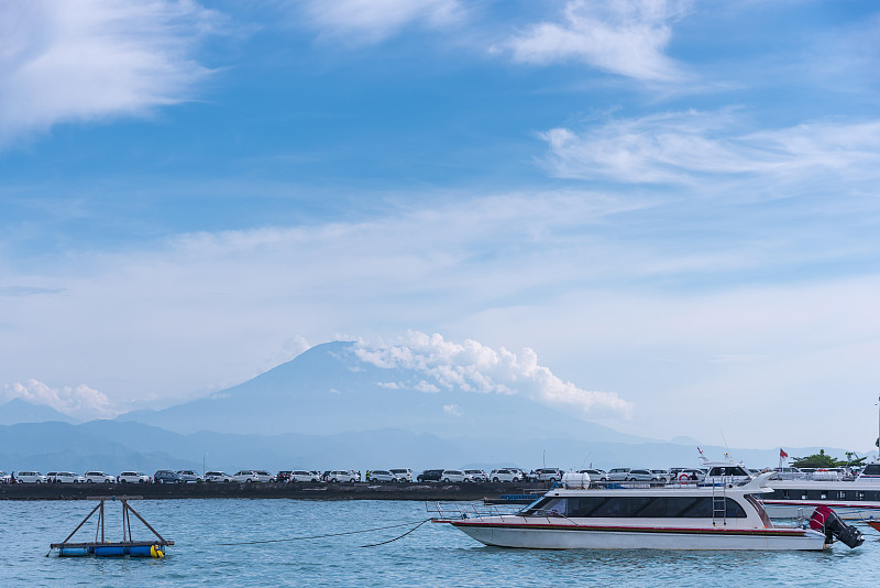 从努沙佩尼达和海滩上可以看到巴厘岛的阿贡火山和海滩，在早晨的背景是卡尔皮尔的佩尼达岛