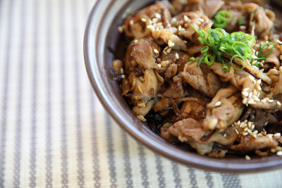日本牛肉饭是日本本地美食的近景