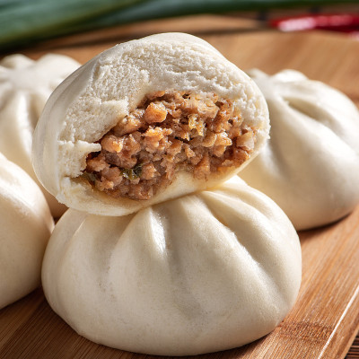 美味的包子，中国的蒸肉包准备吃盘和蒸笼。