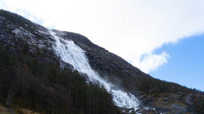 Langfossen瀑布，位于挪威Vestland县Etne市