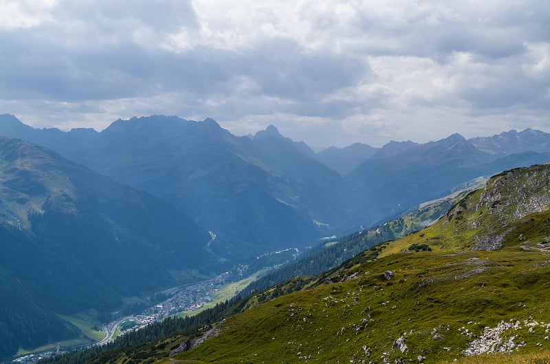 Stanzer山谷全景从Lechtal阿尔卑斯山，北蒂洛尔，奥地利