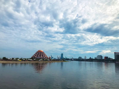 有美丽的99圆顶清真寺的洛萨里海滩